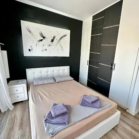 H&o Boulevard Breeze Apartment!