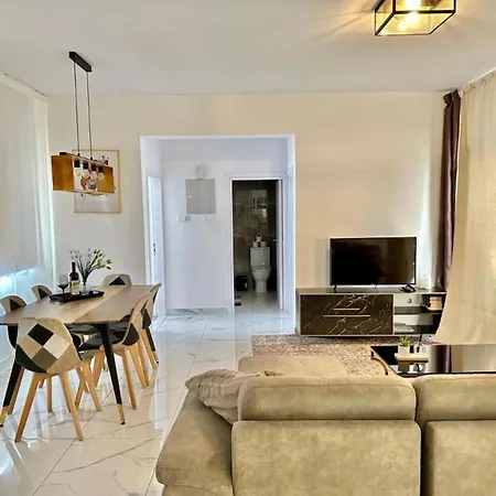 H&o Boulevard Breeze Apartment!