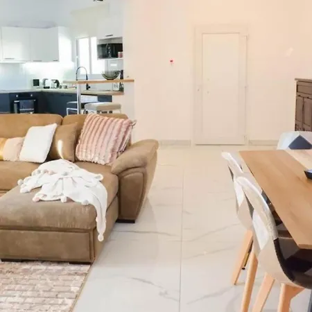 H&o Boulevard Breeze Apartment!