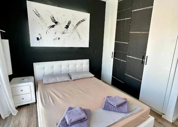 H&o Boulevard Breeze Apartment!