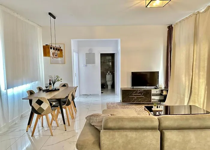 H&o Boulevard Breeze Apartment!