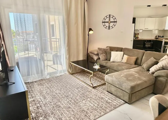 H&o Boulevard Breeze Apartment! * بافوس