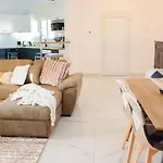 H&o Boulevard Breeze Apartment!
