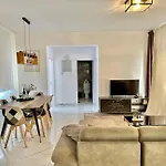 H&o Boulevard Breeze Apartment!